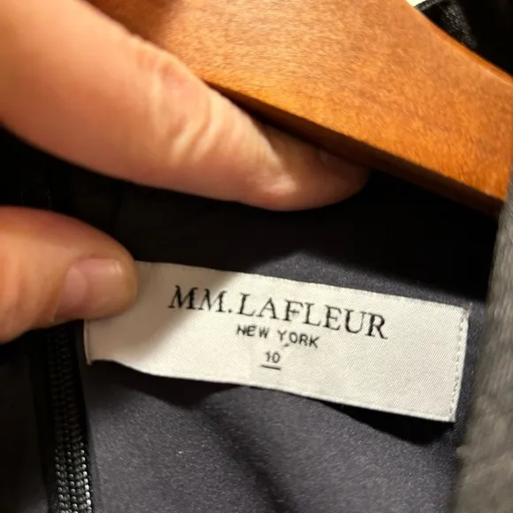 📚 MM.LAFLEUR Classic V-Neck Dress - Size 10​​