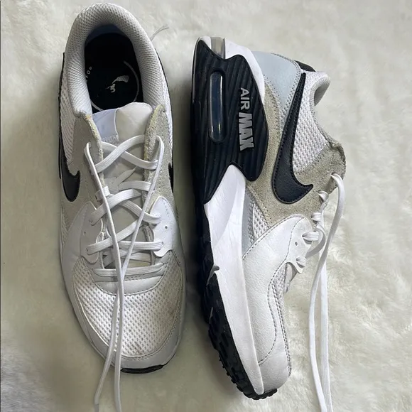 2 Nike Black and White Sneakers Modern Athletic Design