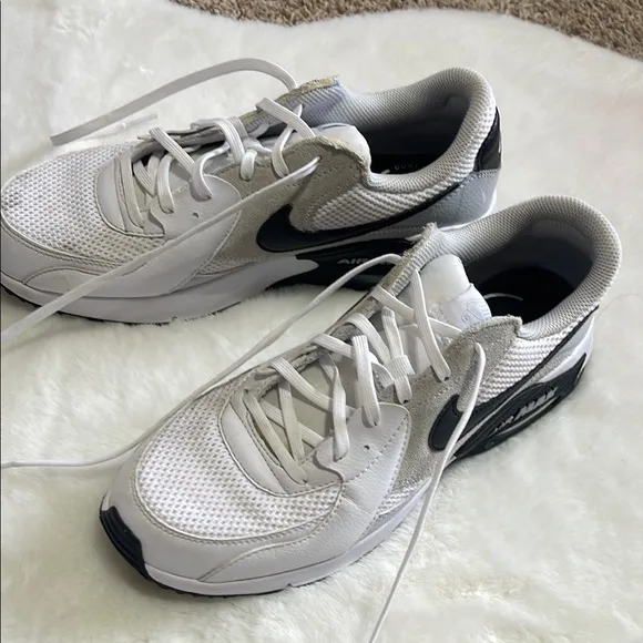 2 Nike Black and White Sneakers Modern Athletic Design