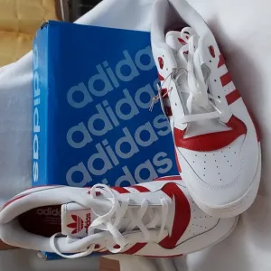 Adidas Rivalry Low shoes