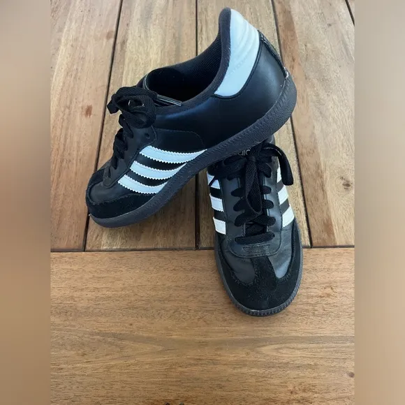 Adidas Samba Classic Black and White Shoes; Size 3.5 GREAT CONDITION!