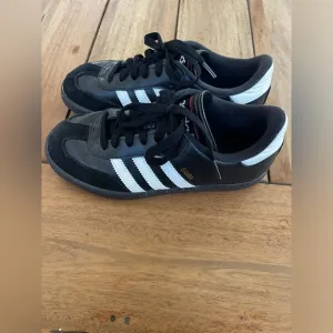 Adidas Samba Classic Black and White Shoes; Size 3.5 GREAT CONDITION!