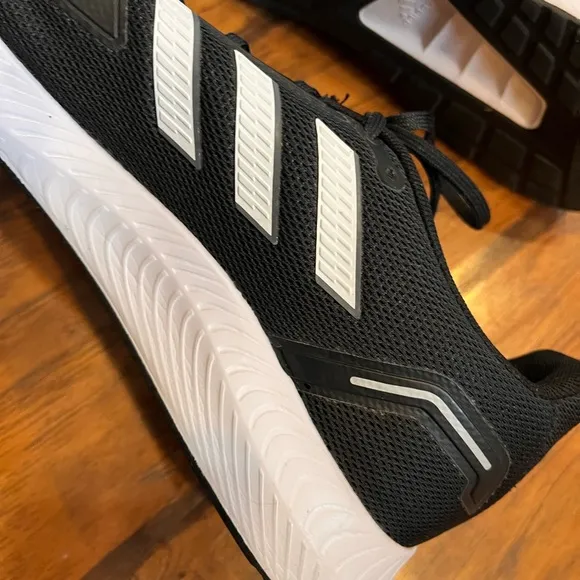 Adidas shoes sneakers mens 11 black white low top lace up classic running nice!