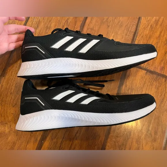 Adidas shoes sneakers mens 11 black white low top lace up classic running nice!