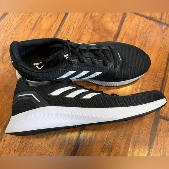 Adidas shoes sneakers mens 11 black white low top lace up classic running nice!