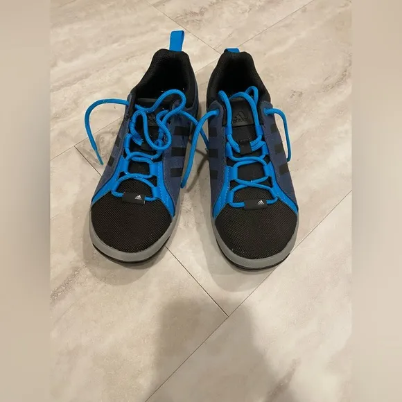 Adidas Slackliners.
