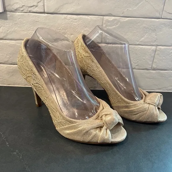 Adrianna Pappel sz 8 Francesca gold lace knot peeptoe heels