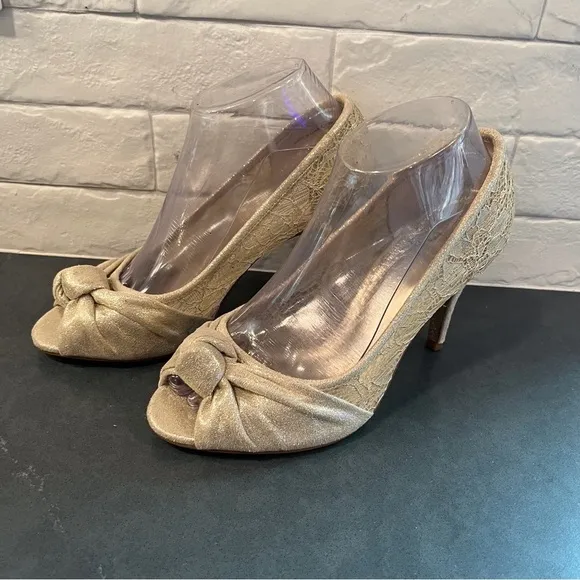 Adrianna Pappel sz 8 Francesca gold lace knot peeptoe heels