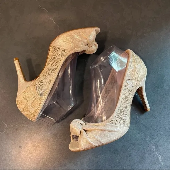 Adrianna Pappel sz 8 Francesca gold lace knot peeptoe heels
