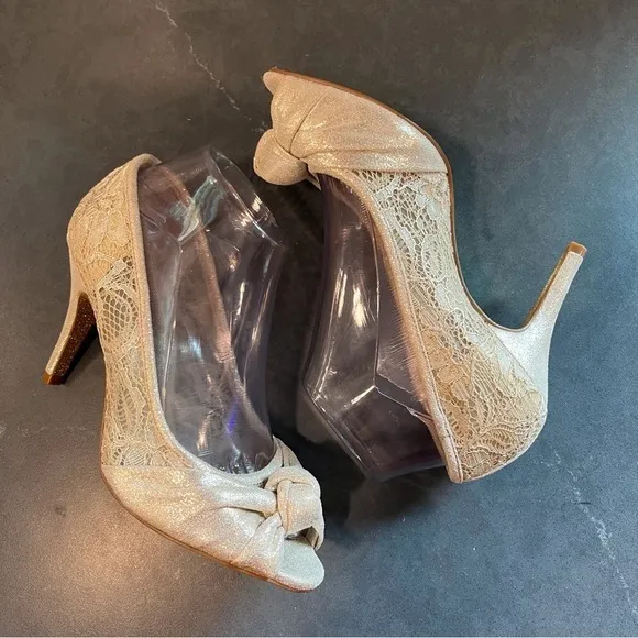 Adrianna Pappel sz 8 Francesca gold lace knot peeptoe heels