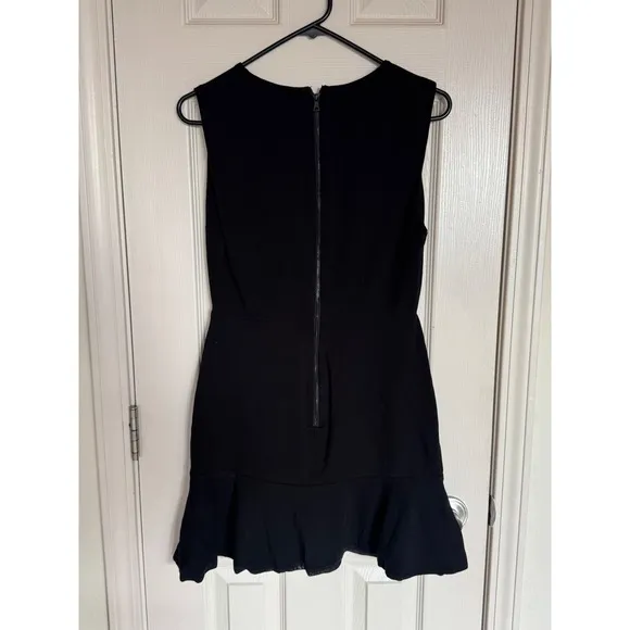 Alice   Olivia Black ONELLA Dress V-Neck Sleeveless Ruffle Hem Party Size 8 P1