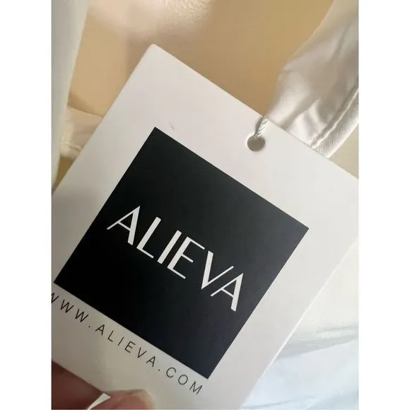 Alieva Dasha Women’s Modern One Shoulder fitted Dress in Ivory medium new