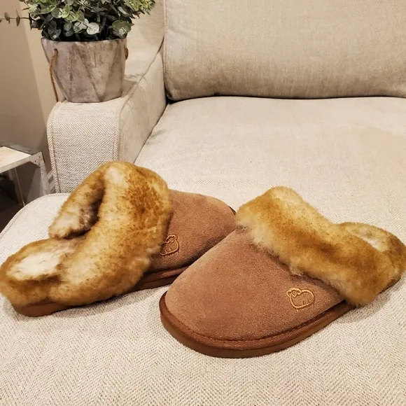 Almost new Lamo Sheepskin slippers size Small EU 37