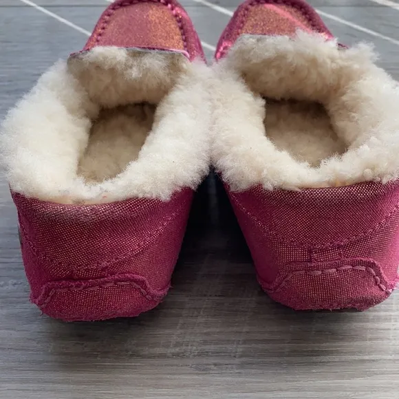 almost new! UGG Size 3 moccasins, rubber flexible sole, OUTSIDE or INSIDE. Pink