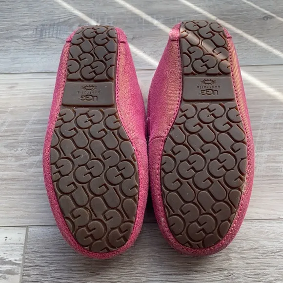 almost new! UGG Size 3 moccasins, rubber flexible sole, OUTSIDE or INSIDE. Pink