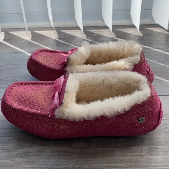 almost new! UGG Size 3 moccasins, rubber flexible sole, OUTSIDE or INSIDE. Pink