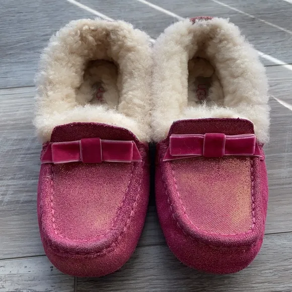 almost new! UGG Size 3 moccasins, rubber flexible sole, OUTSIDE or INSIDE. Pink