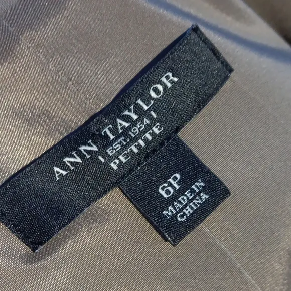 ANN TAYLOR PETITE LADIES (2) BUTTON LUXURY BLAZER