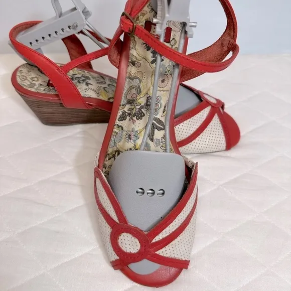 BC Footwear Turbulence Womens Size 8.5 Leather Sandals Wedge Heel Ankle Strap