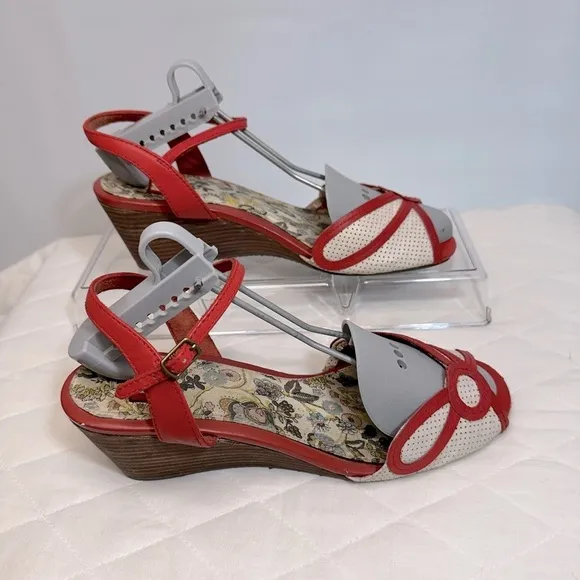 BC Footwear Turbulence Womens Size 8.5 Leather Sandals Wedge Heel Ankle Strap