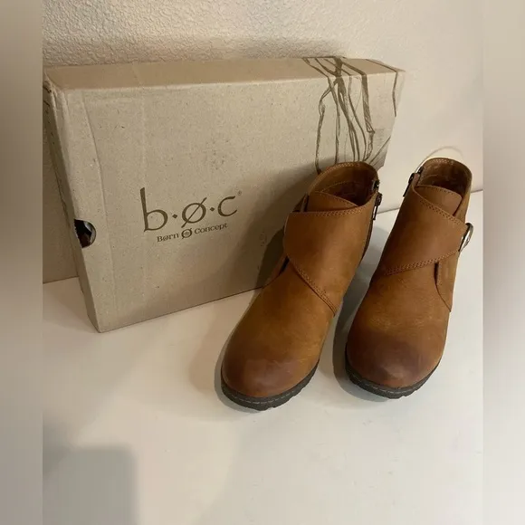 B.O.C~Born Concept~NIB~Cognac Distressed Leather Ankle Boots~Block Heel~Size 10