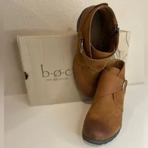 B.O.C~Born Concept~NIB~Cognac Distressed Leather Ankle Boots~Block Heel~Size 10