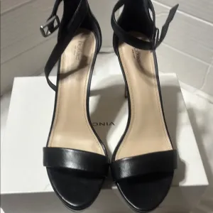 Botkier Willow Black Leather Women's Sandals. NWOT