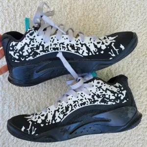 Boys Jordans Zion Black and White Athletic Shoes 5 Big Kid Very Good Condition