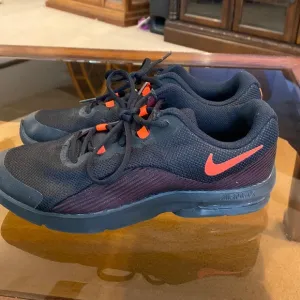Boys Nike Airmax Tennis Shoes. Size 5.5