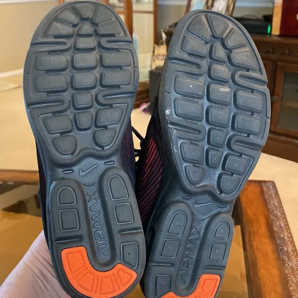 Boys Nike Airmax Tennis Shoes. Size 5.5