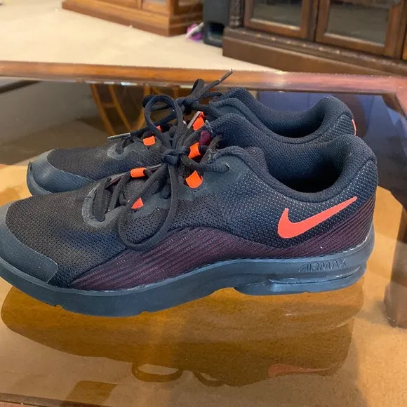 Boys Nike Airmax Tennis Shoes. Size 5.5