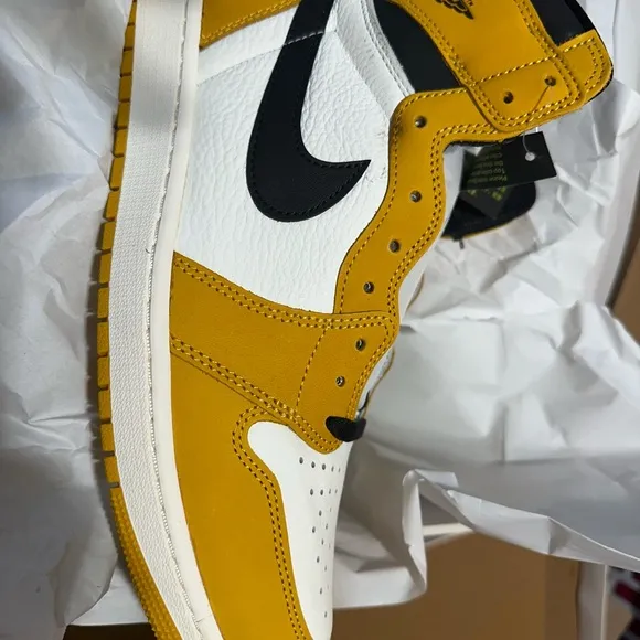 Brand new ** limited Nike Yellow and Black Sneakers with Classic Design