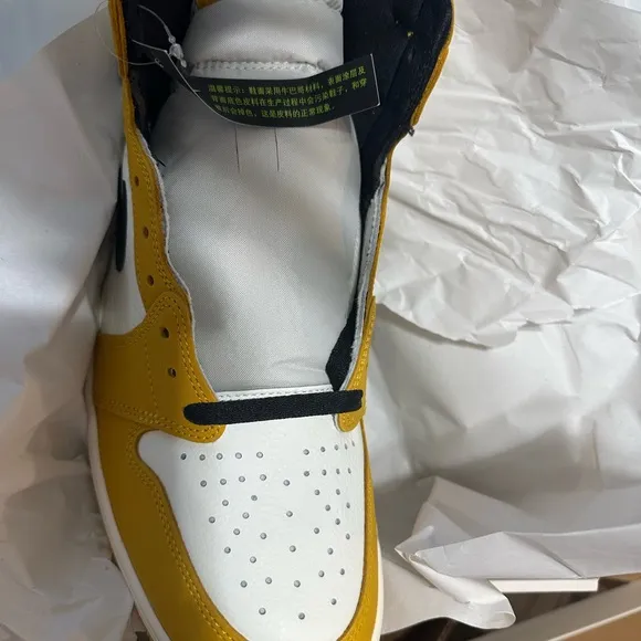 Brand new ** limited Nike Yellow and Black Sneakers with Classic Design