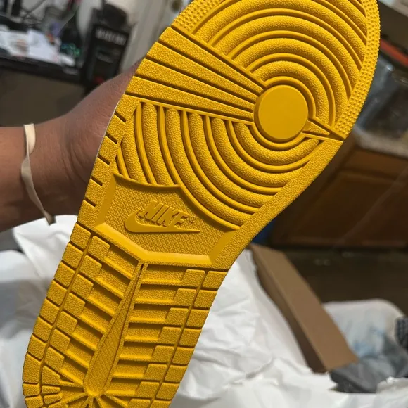 Brand new ** limited Nike Yellow and Black Sneakers with Classic Design
