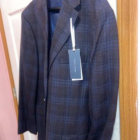 BRAND NEW Tommy Hilfiger Modern Fit Sport Coat Burgundy Plaid Mens Wearhouse