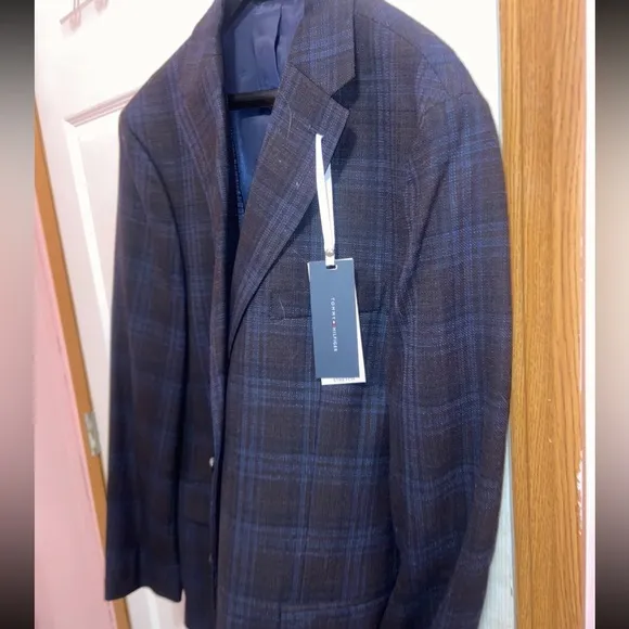 BRAND NEW Tommy Hilfiger Modern Fit Sport Coat Burgundy Plaid Mens Wearhouse