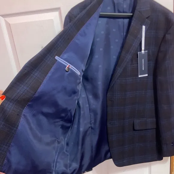 BRAND NEW Tommy Hilfiger Modern Fit Sport Coat Burgundy Plaid Mens Wearhouse