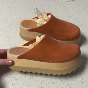 Bryr Tan and Orange Modern Platform Clogs