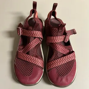 Chaco Odyssey Womens Maroon Red Closed Toe Hiking Shoes JCH108118 | size 9
