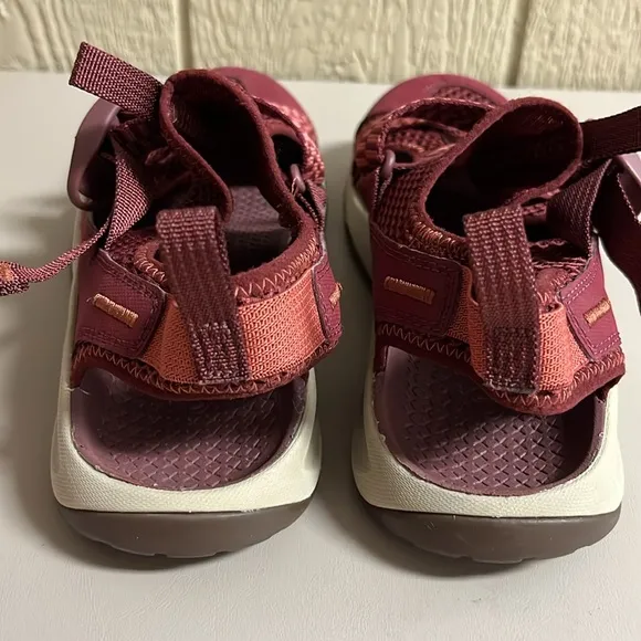 Chaco Odyssey Womens Maroon Red Closed Toe Hiking Shoes JCH108118 | size 9