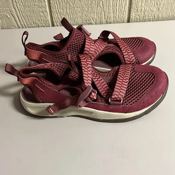 Chaco Odyssey Womens Maroon Red Closed Toe Hiking Shoes JCH108118 | size 9