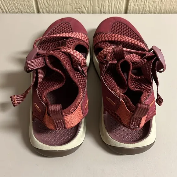 Chaco Odyssey Womens Maroon Red Closed Toe Hiking Shoes JCH108118 | size 9