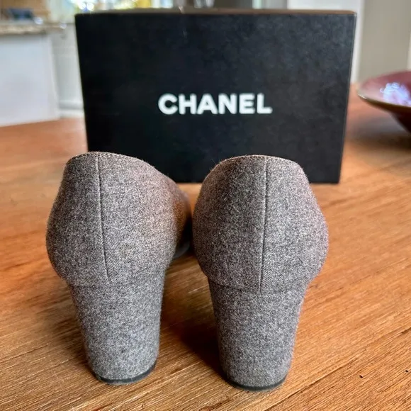 Chanel Women's Gray Tweed and Black Velvet Toe Heels - Size 40