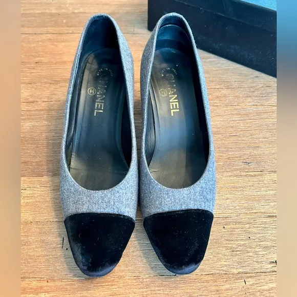 Chanel Women's Gray Tweed and Black Velvet Toe Heels - Size 40