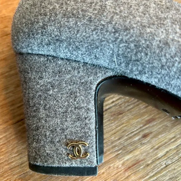 Chanel Women's Gray Tweed and Black Velvet Toe Heels - Size 40