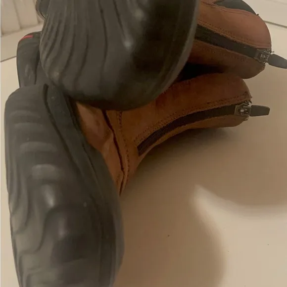 Clark high quality men’s boots. Perfect for icy or snowy conditions &amp; outsiders