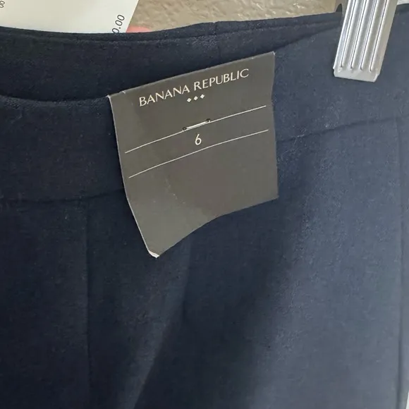 Classic Banana Republic Never Worn Navy Women's Skirt with Slit