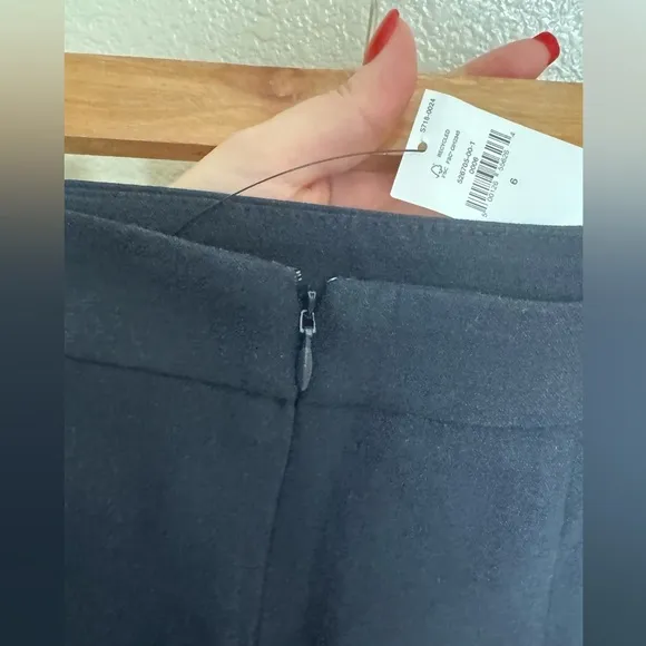 Classic Banana Republic Never Worn Navy Women's Skirt with Slit