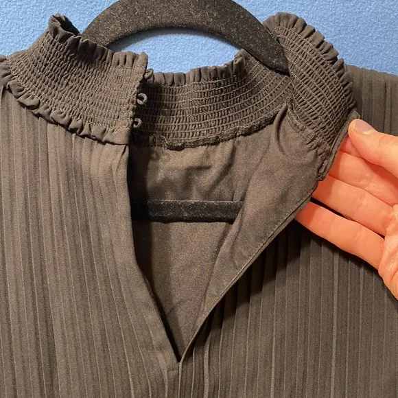 Classic pleaded fully lined black dress size 4 used sleeveless