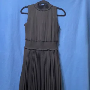 Classic pleaded fully lined black dress size 4 used sleeveless